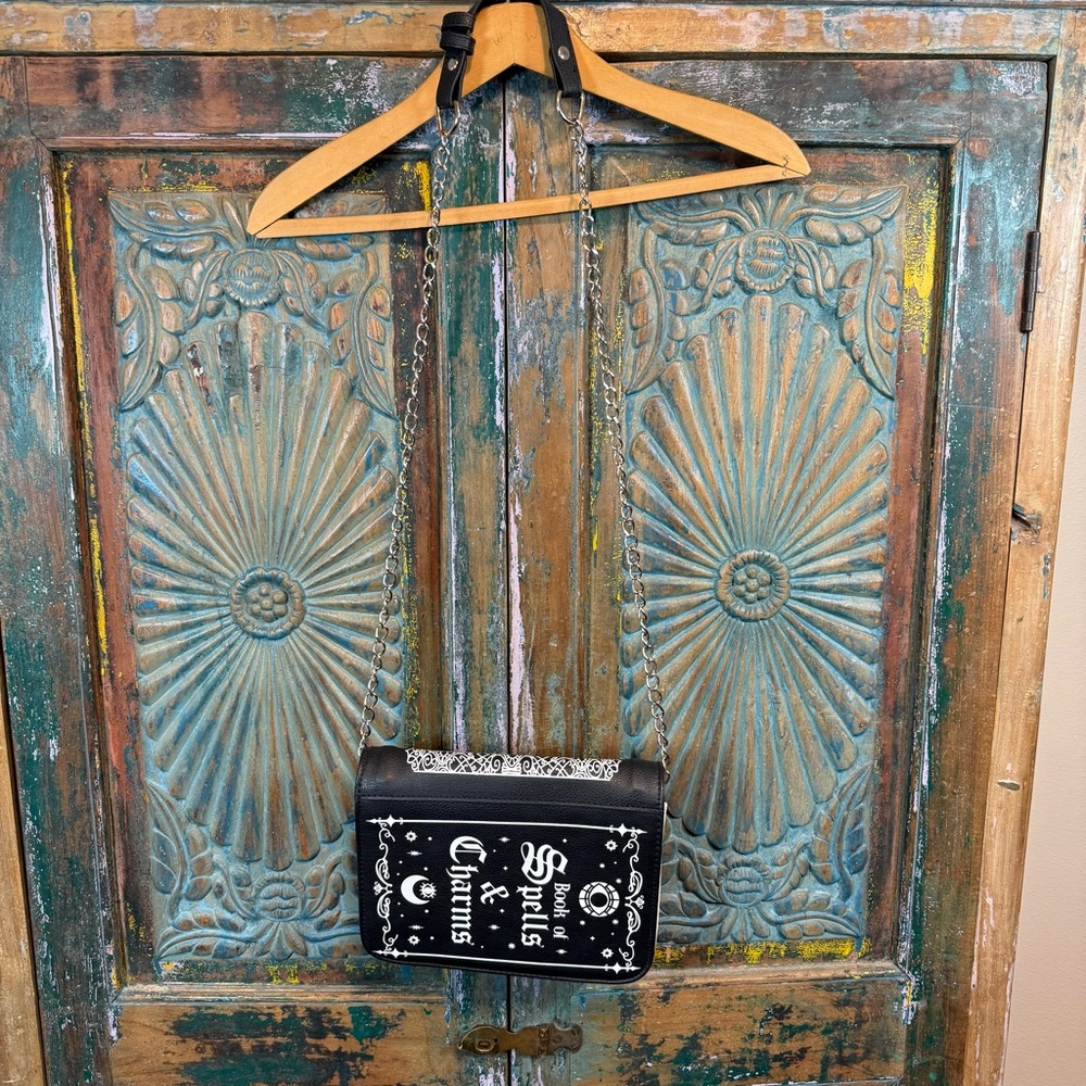 Spells & Charms purse by Bioworld Merch - Picture 2 of 8